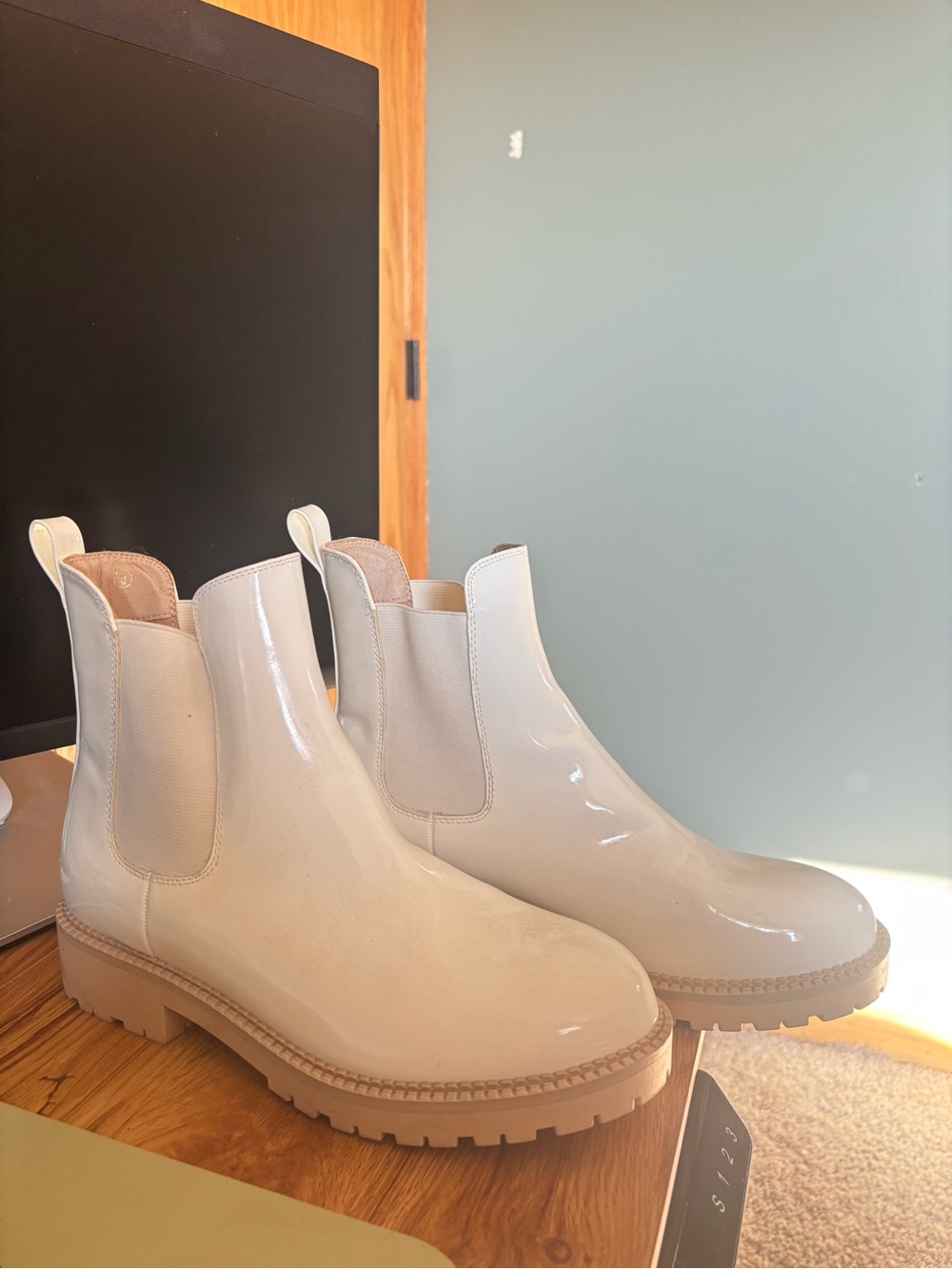 Women's Cream Gloss Chelsea Boots - Unbranded